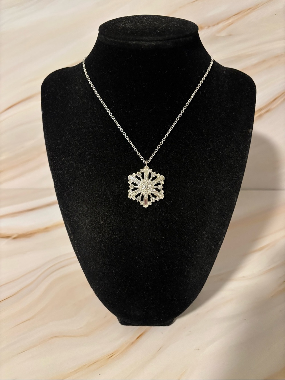 NRQ Avon Silver Crystal Snowflake Pendant Necklace 16”+3”